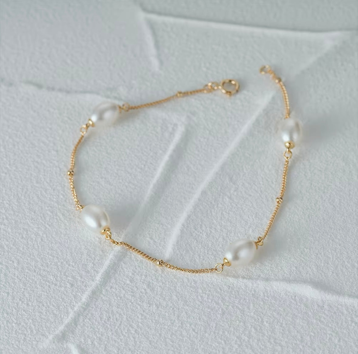 Delicate pearl bracelet