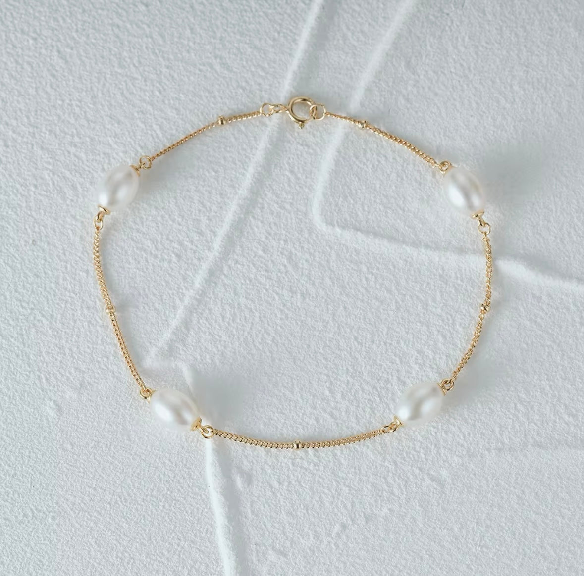 Delicate pearl bracelet