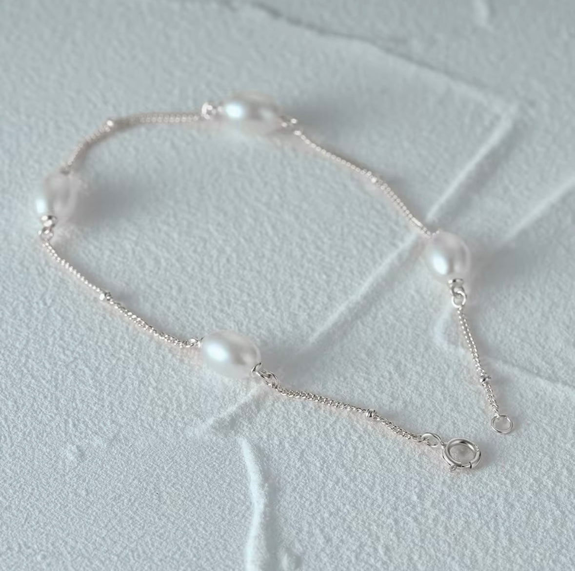 Delicate pearl bracelet