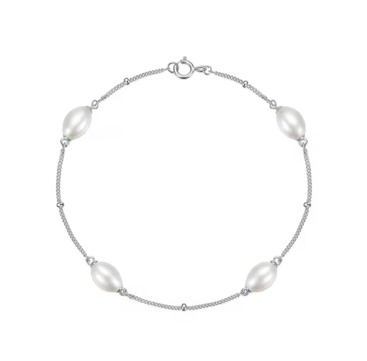 Delicate pearl bracelet