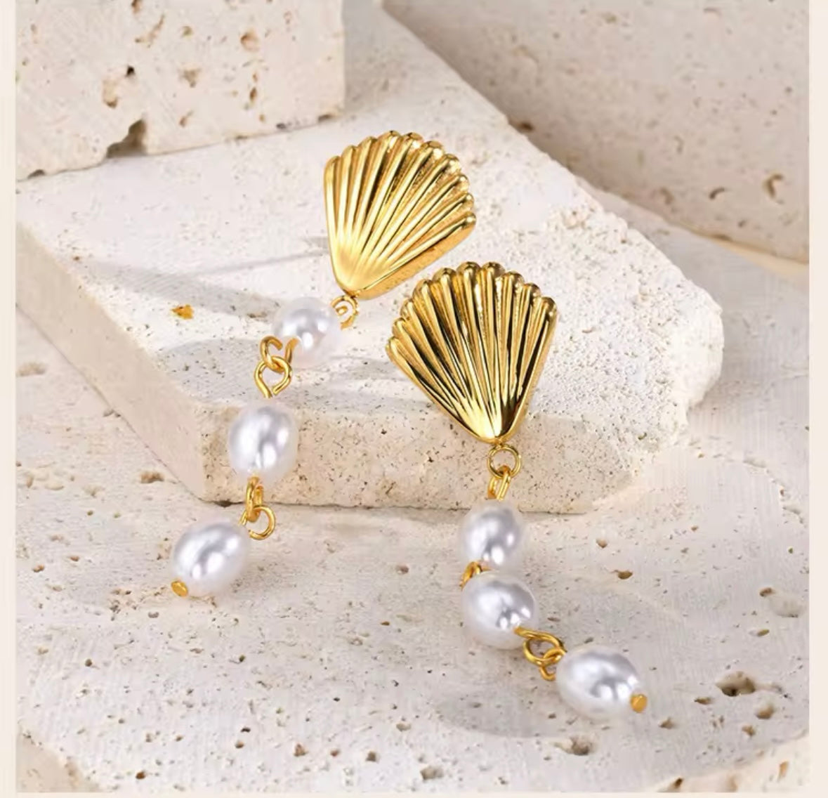 Drop pearl shell earrings