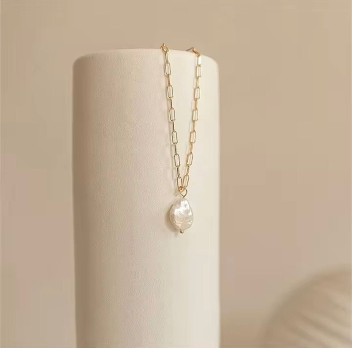 Pearl loop necklace