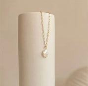 Pearl loop necklace